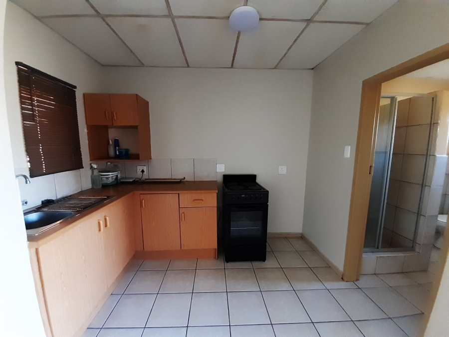 To Let 1 Bedroom Property for Rent in Kannoniers Park North West